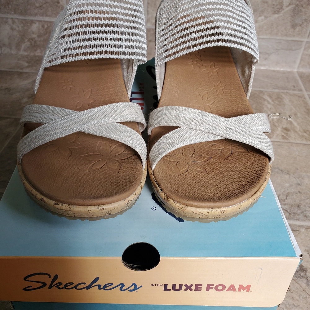 Skechers brand Luxe Foam Sandals size 8!!